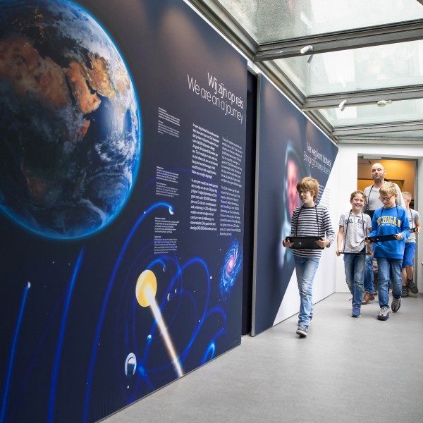 Een groep loopt op de gang van Sonnenborgh het museum in