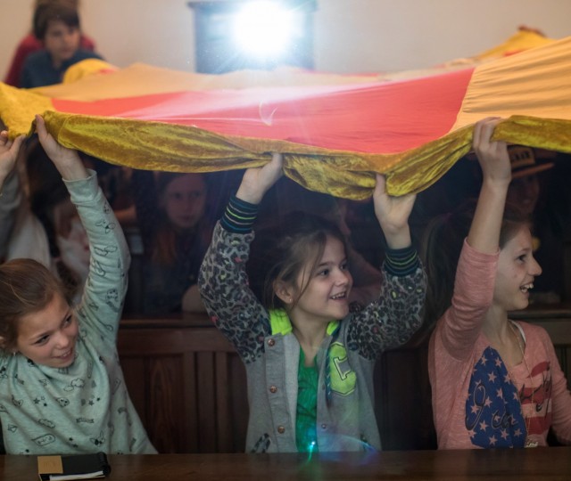 Een schoolklas krijgt les over de zon en de maan in de collegezaal