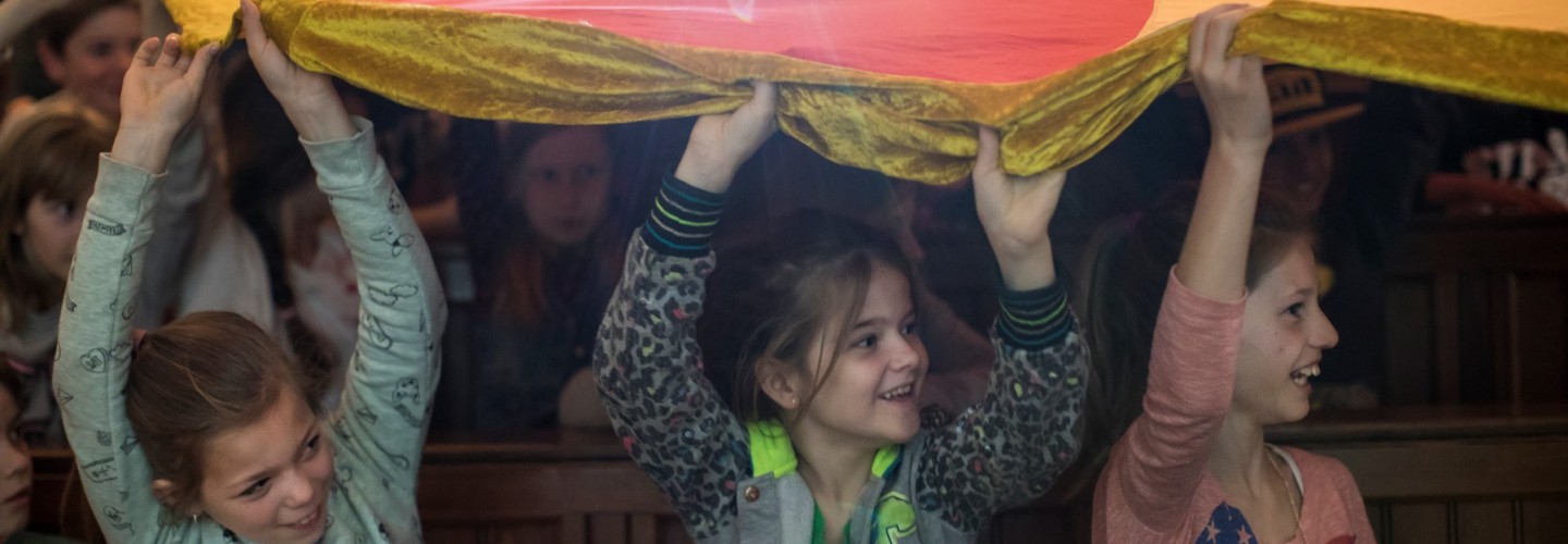 Een schoolklas krijgt les over de zon en de maan in de collegezaal