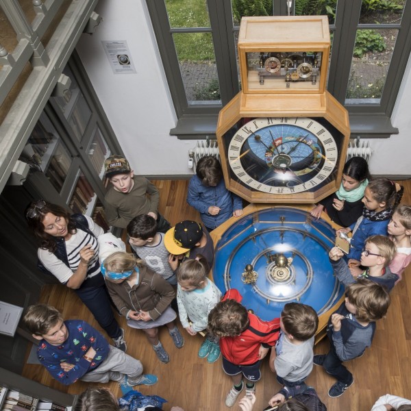 Proefjes over licht en de zon in de collegezaal van Sonnenborgh