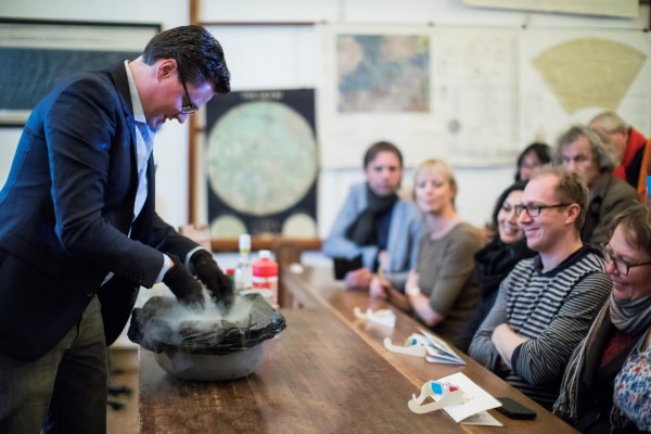 Een lezing en demonstratie over kometen in de collegezaal van Sonnenborgh