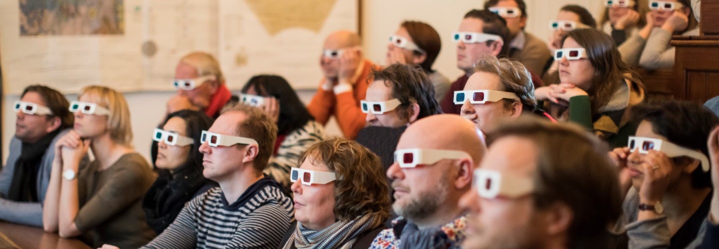 Lezing en demonstratie over kometen in de collegezaal van Sonnenborgh