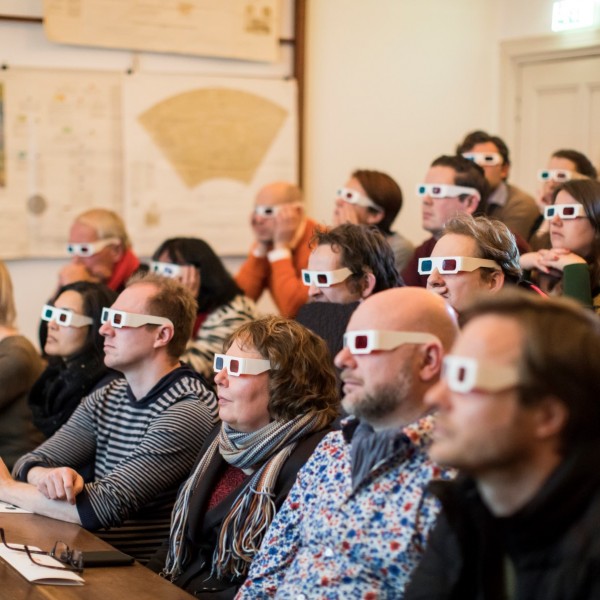 Een demonstratie in de collegezaal met 3D-brillen op