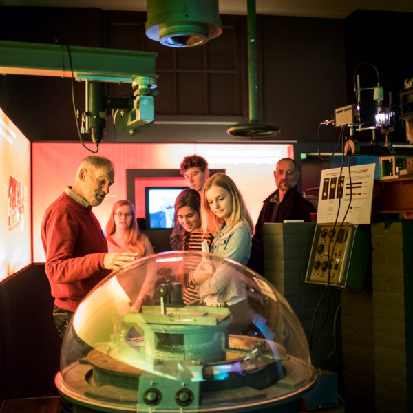 Uitleg bij de zonnespectrograaf van Sonnenborgh uit 1918