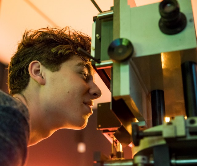 Kijken door de zonnespectrograaf uit 1918 in een lesprogramma over zonneonderzoek op Sonnenborgh