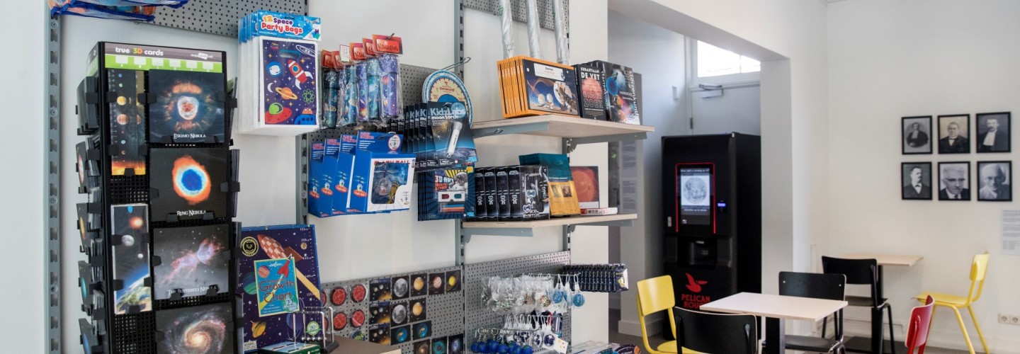 De museumwinkel van Sonnenborgh met gadgets en cadeaus over sterrenkunde en weerkunde