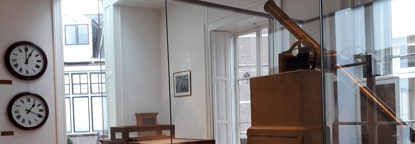 De Meridiaankijkervan Sonnenborgh waarmee de tijd gemeten werd