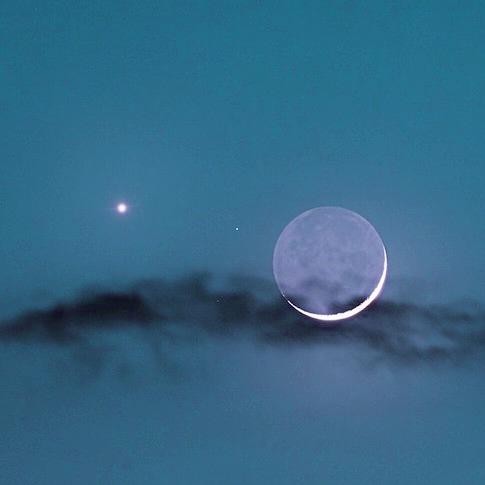Venus naast de maansikkel. Foto: Sharin Ahman, shahgazer.net