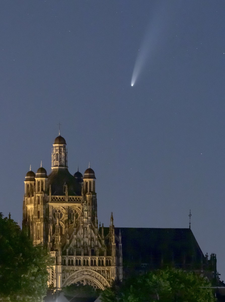 De komeet boven een van de torens van de Sint-Jan