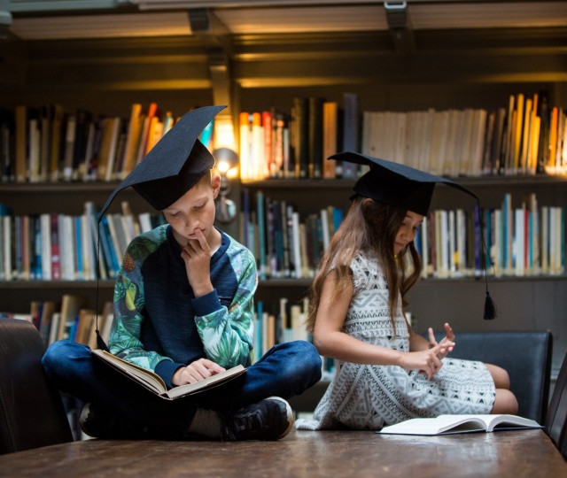 Kinderen van de MuseumJeugdUniversiteit in de bibliotheek van Sonnenborgh