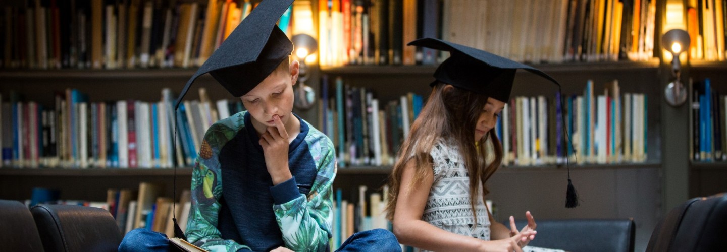 Kinderen van de MuseumJeugdUniversiteit in de bibliotheek van Sonnenborgh