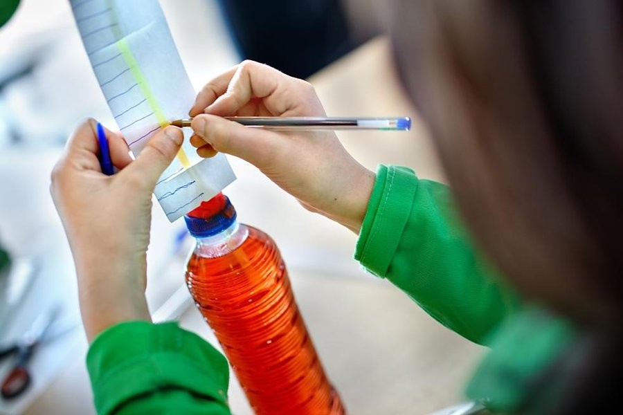 Meisje maakt schaalverdeling bij de eigen thermometer