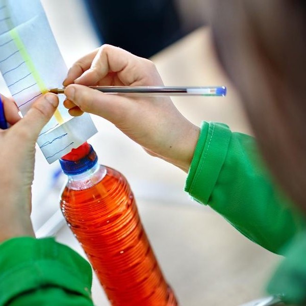 Meisje maakt schaalverdeling bij de eigen thermometer