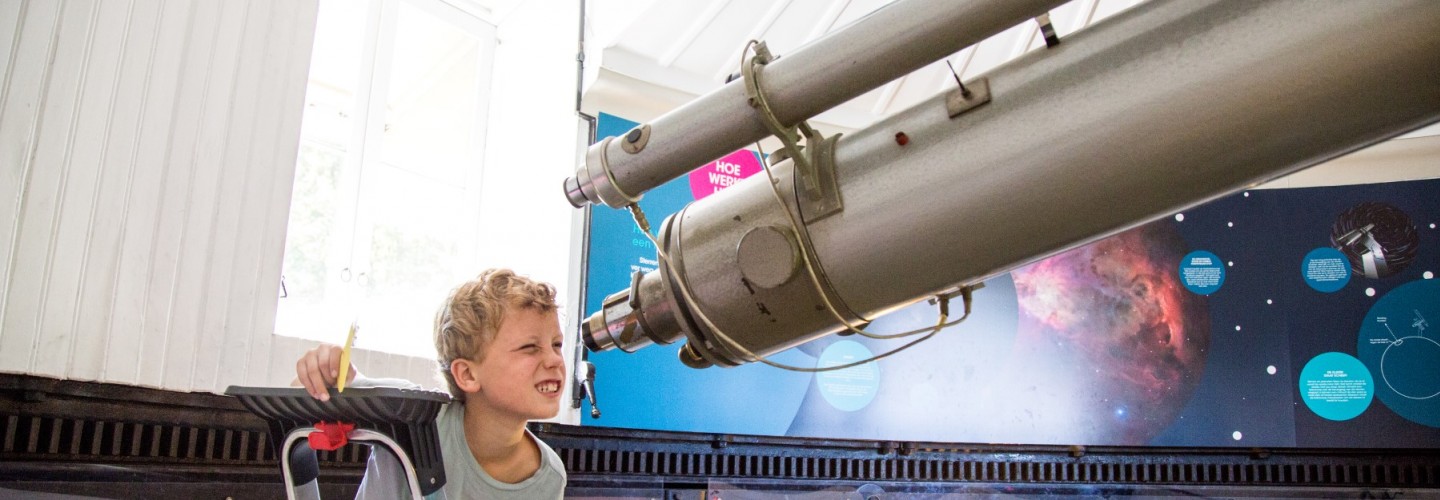 kind bij grote telescoop