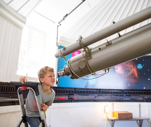 kind bij grote telescoop