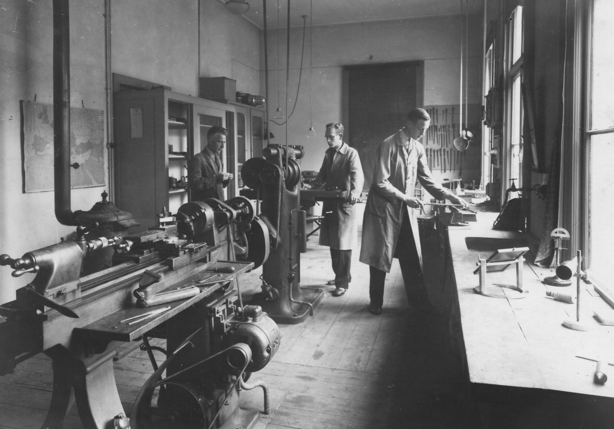 Mannen aan het werk in de werkplaats van sterrenwacht Sonnenborgh in 1944