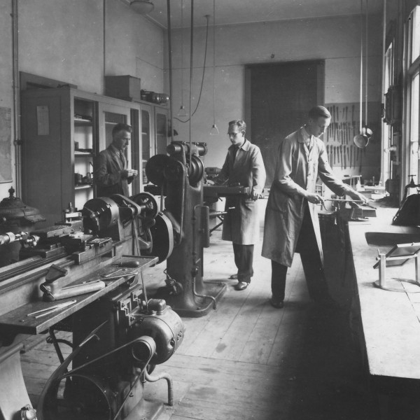 Medewerkers in de werkplaats van Sonnenborgh in 1944