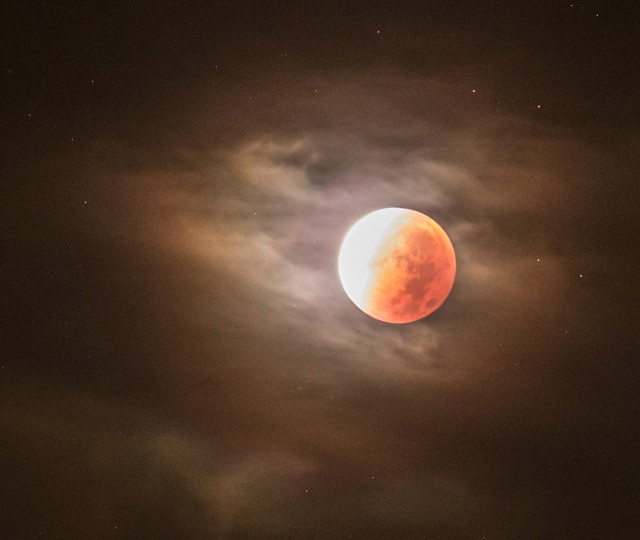 Maansverduistering gezien vanuit een flat in Zeist