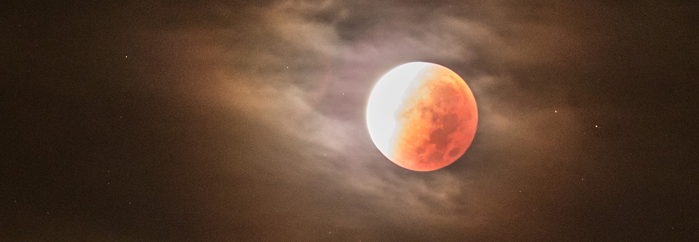 Maansverduistering gezien vanuit een flat in Zeist