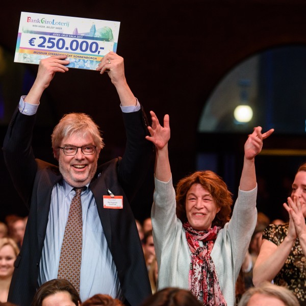 Sonnenborgh ontvangt een cheque van de BankGiroLoterij, februari 2017