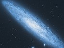 Bekijk het sterrenstelsel NGC253. Klik op 'Lees meer' voor een grotere versie. DSS-foto van het sterrenstelsel NGC253