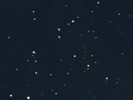 Bekijk de gasnevel NGC1555. Klik op 'Lees meer' voor een grotere versie. DSS-foto van de gasnevel NGC1555