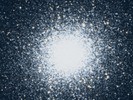 Bekijk de bolhoop M13. Klik op 'Lees meer' voor een grotere versie. DSS-foto van de bolhoop M13