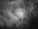 Bekijk de gasnevel M8. Klik voor een grotere versie en meer details. DSS-foto van de gasnevel M8