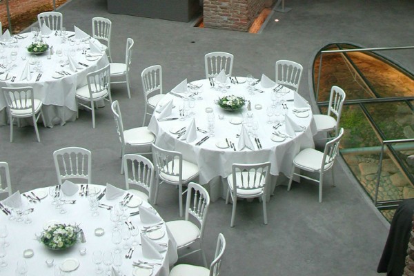 Aangeklede tafels van Catering Oud London op het Terreplein van Sonnenborgh