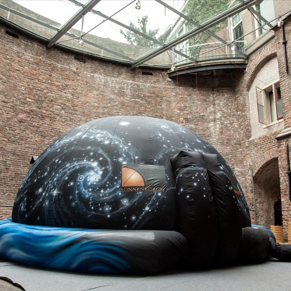Het mobiele planetarium van Sonnenborgh, aangeschaft met donaties