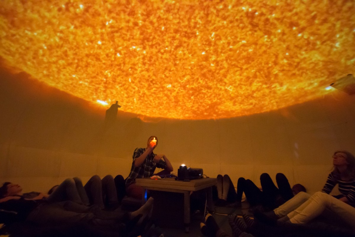 Met de klas het zonneoppervlak bewonderen in het planetarium van Sonnenborgh