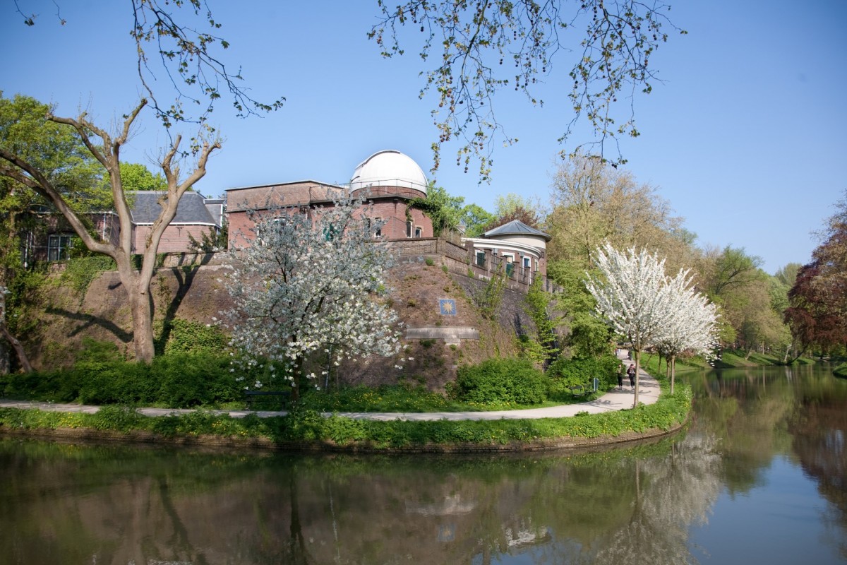 Het bastion Sonnenborgh met daar bovenop de sterrenwacht met de koepels