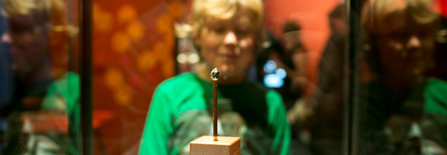 Bezoeker van de tentoonstelling Meten = weten! op Sonnenborgh