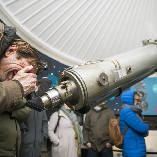 Kijken door de telescoop