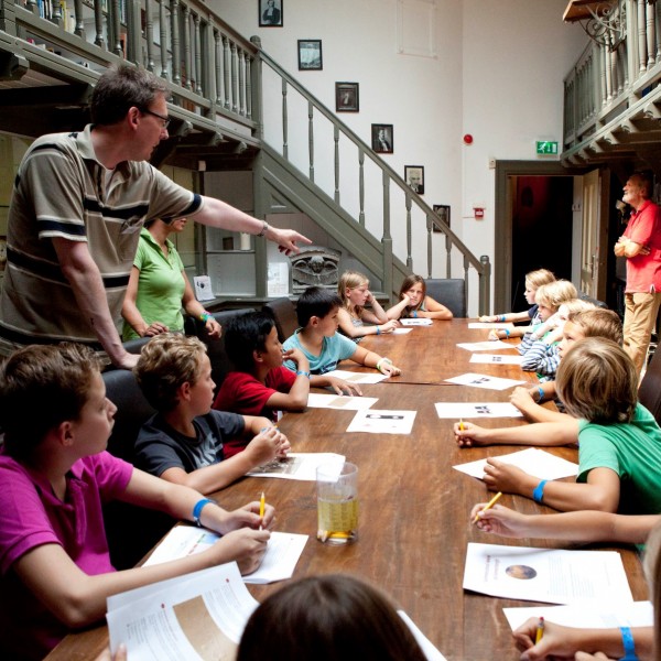 Een vrijwilliger van Sonnenborgh geeft les tijdens de Summer School Junior