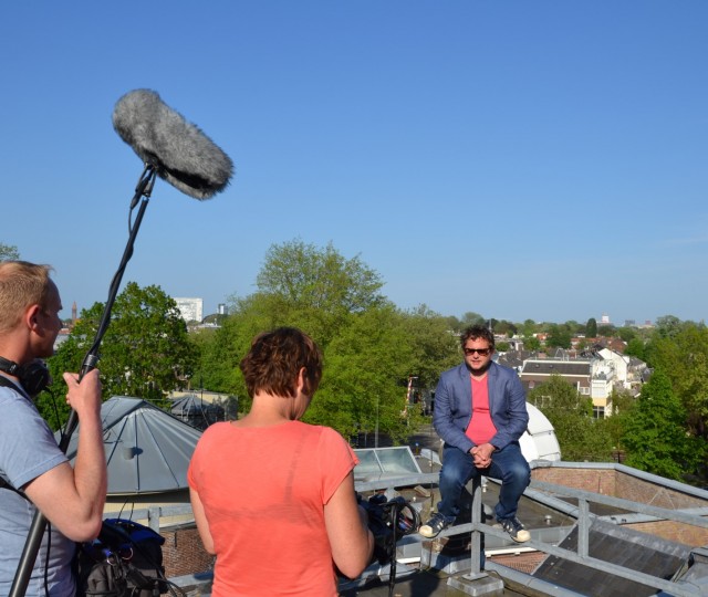 Diederik Jekel op het waarneemdak van Sonnenborgh tijdens opnames voor het tv-programma Willem Wever
